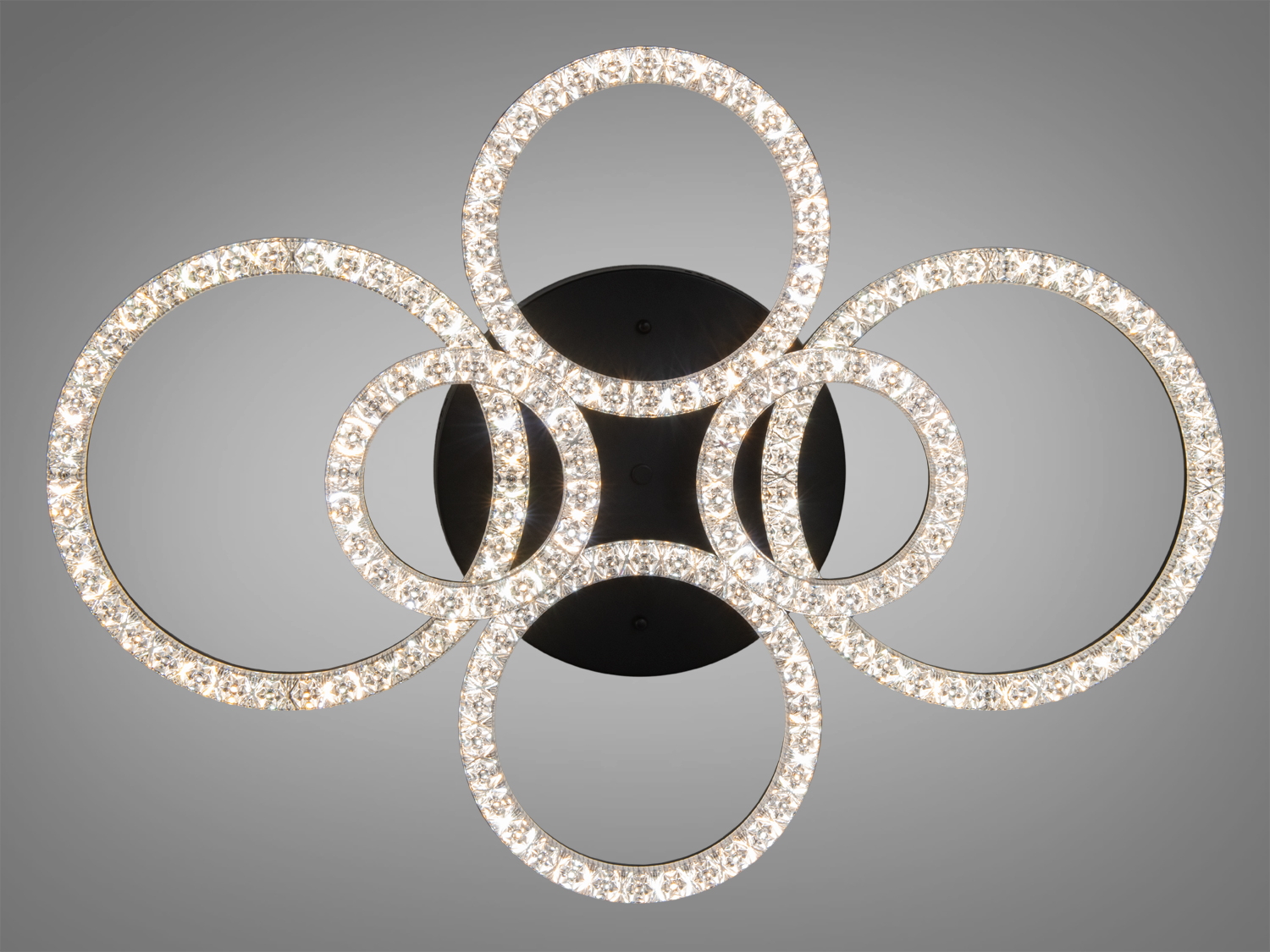 Світильник з шістьма кільцями, що випромінює нейтральне біле світло. Підходить для офісних приміщень.