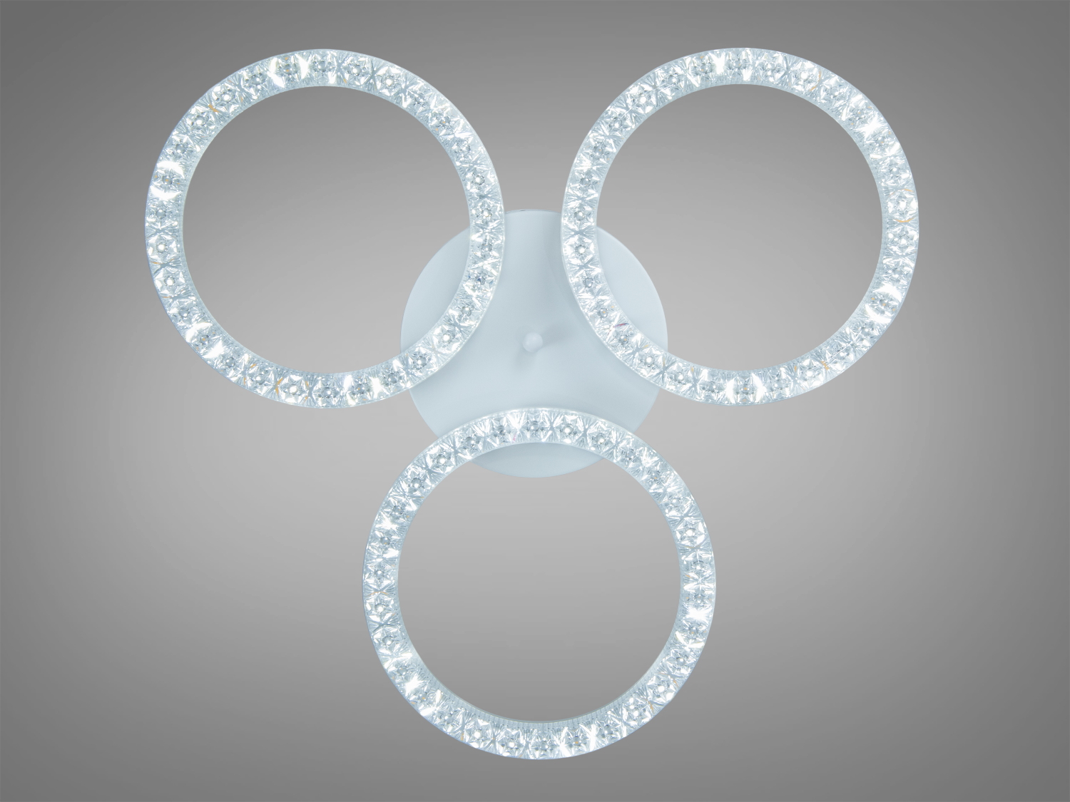 Вид зверху на три круглі світильники з кристалами, що випромінюють холодне біле світло. Ідеальні для монтажу на стелі.