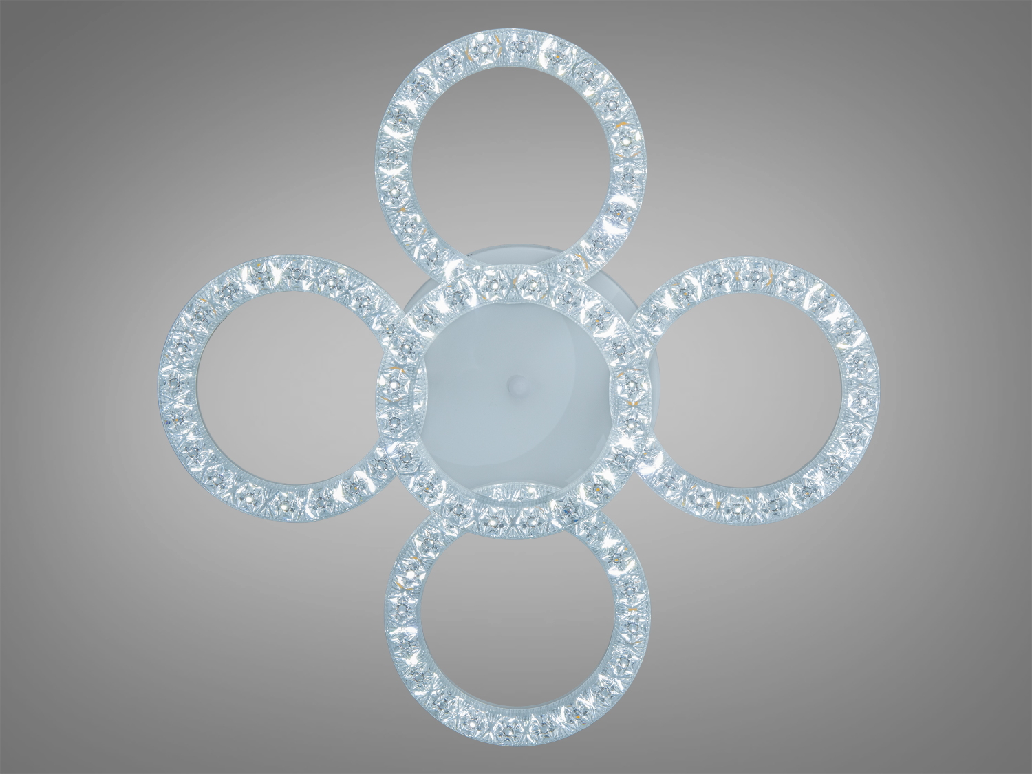 Люстра з п′ятьма сяючими кільцями, що надає елегантний вигляд. Ідеальна для освітлення вітальні або спальні.