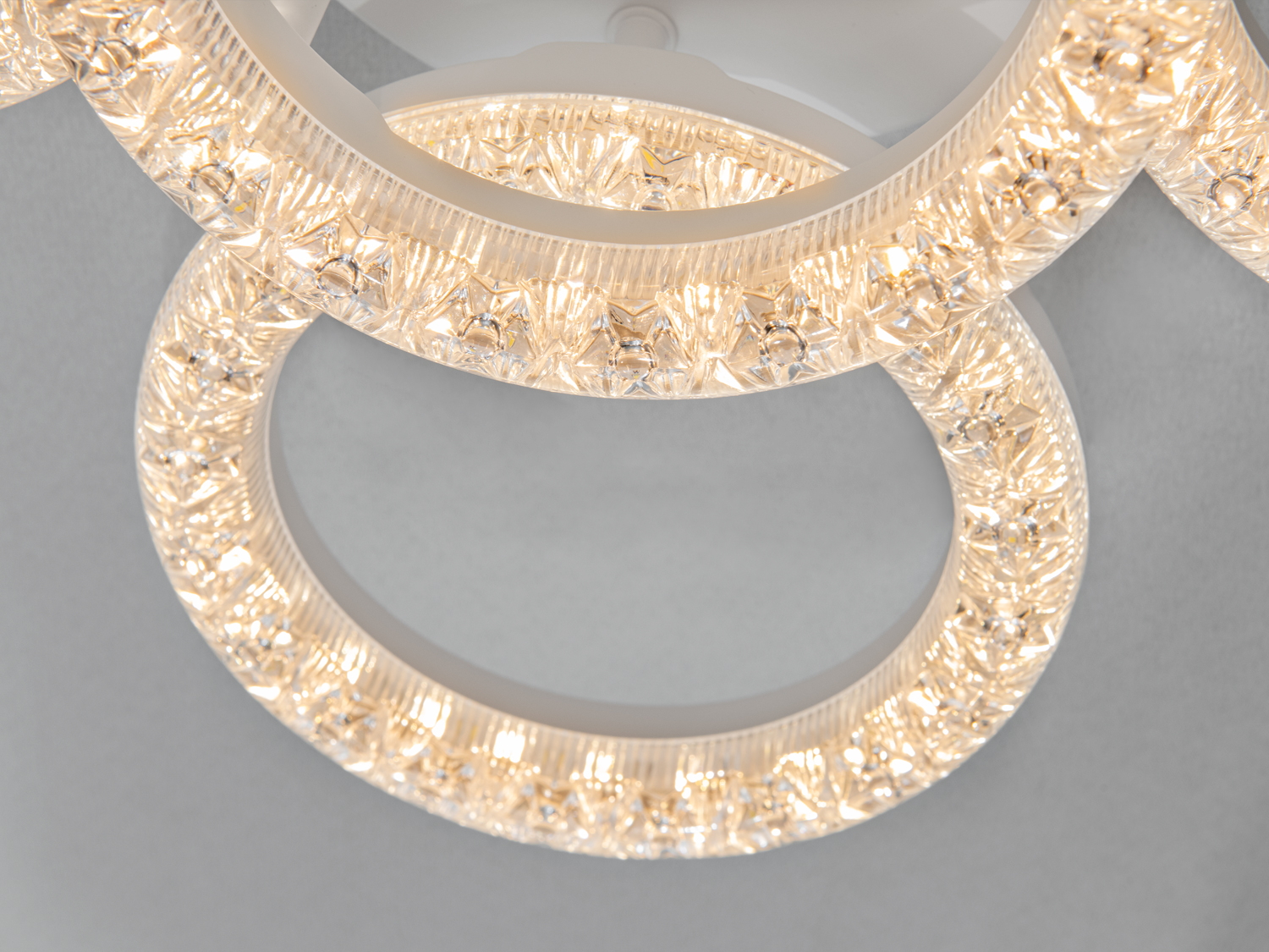 Стельова люстра кільця Diasha біла 73 Вт