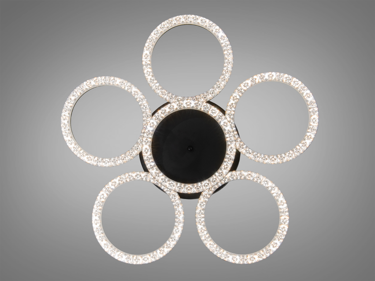 Стельовий світильник з шістьма кільцями, інкрустованими кристалами. Підходить для сучасного дизайну інтер′єру, забезпечуючи рівномірне світло.