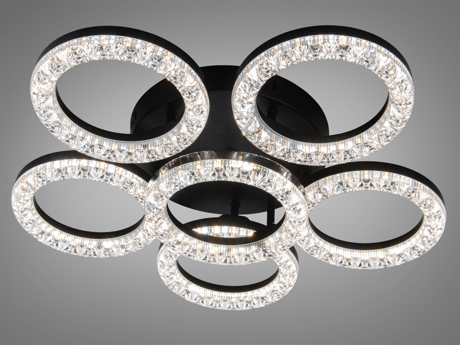 Стельова люстра з шістьма круглими світлодіодними кільцями, оздобленими кришталевими вставками, для сучасного інтер′єру.