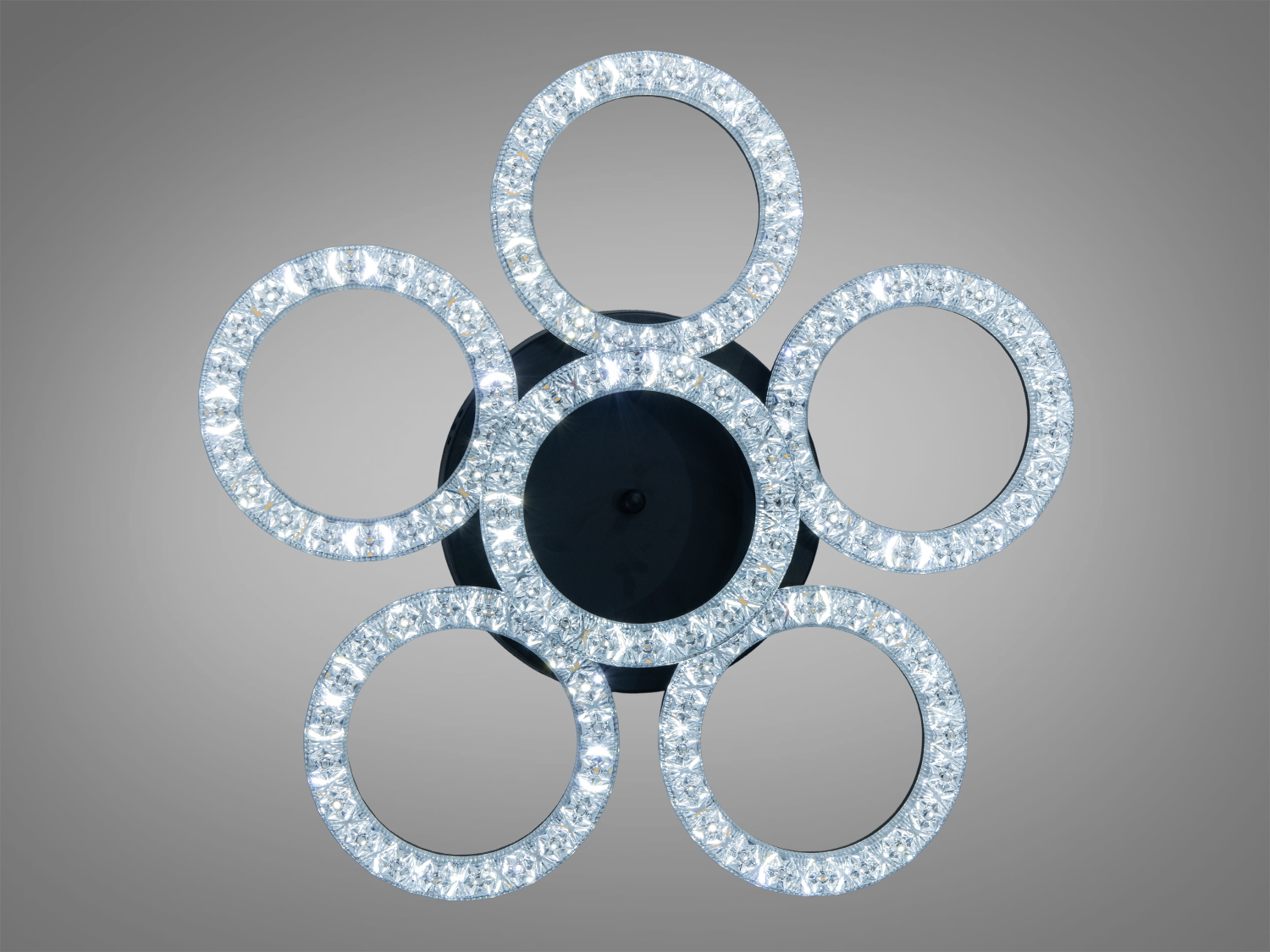 Стельова люстра з шістьма світлодіодними кільцями, розташованими у формі квітки, з кришталевими вставками.