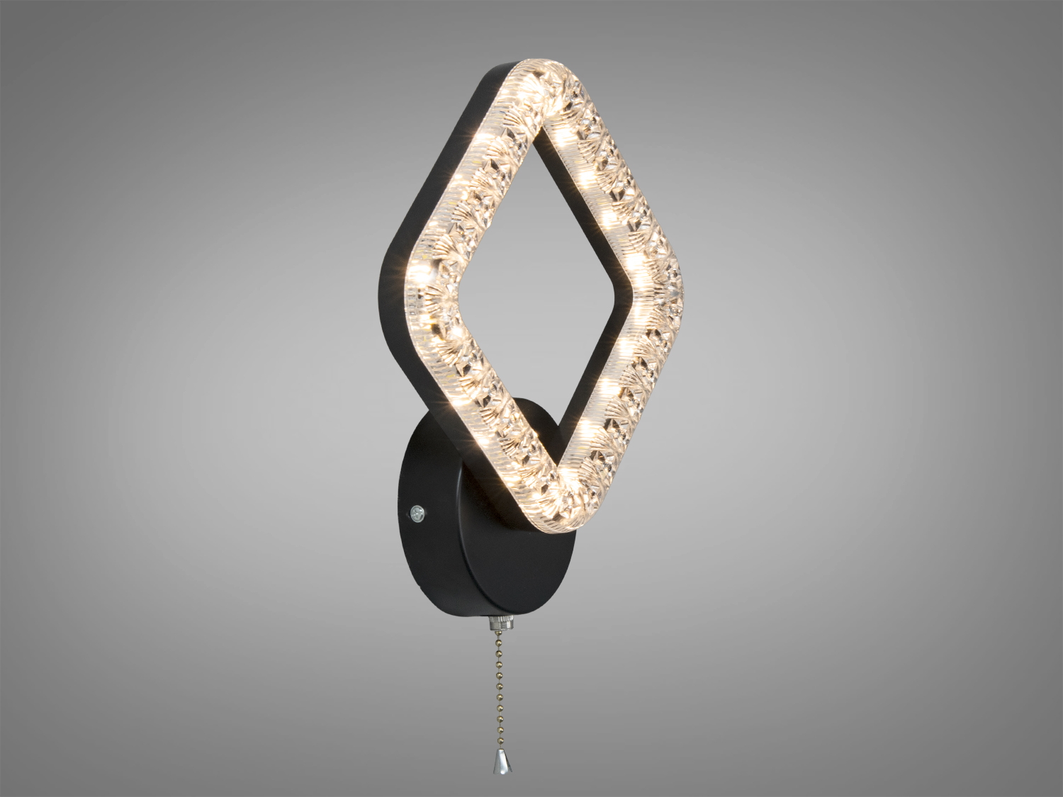 Настінний світильник у формі ромба з теплим світлом, що монтується вертикально. Підходить для спальні.