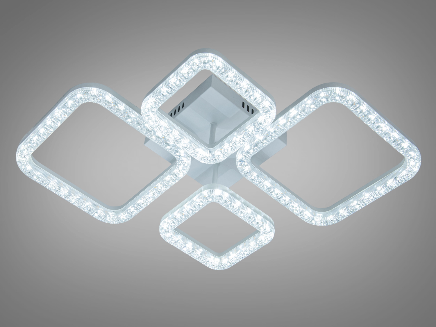 Світильник із чотирма квадратами, нейтральне світло, підходить для офісного простору.