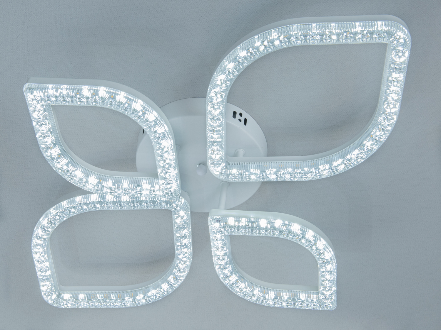 Стельовий світильник з чотирма пелюстками, виготовлений з прозорого матеріалу, забезпечує яскраве освітлення, ідеальний для кухні.