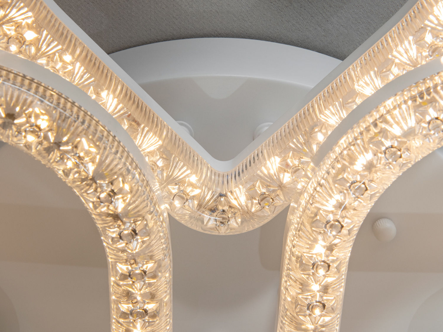 Стельова світлодіодна люстра біла 140 Вт