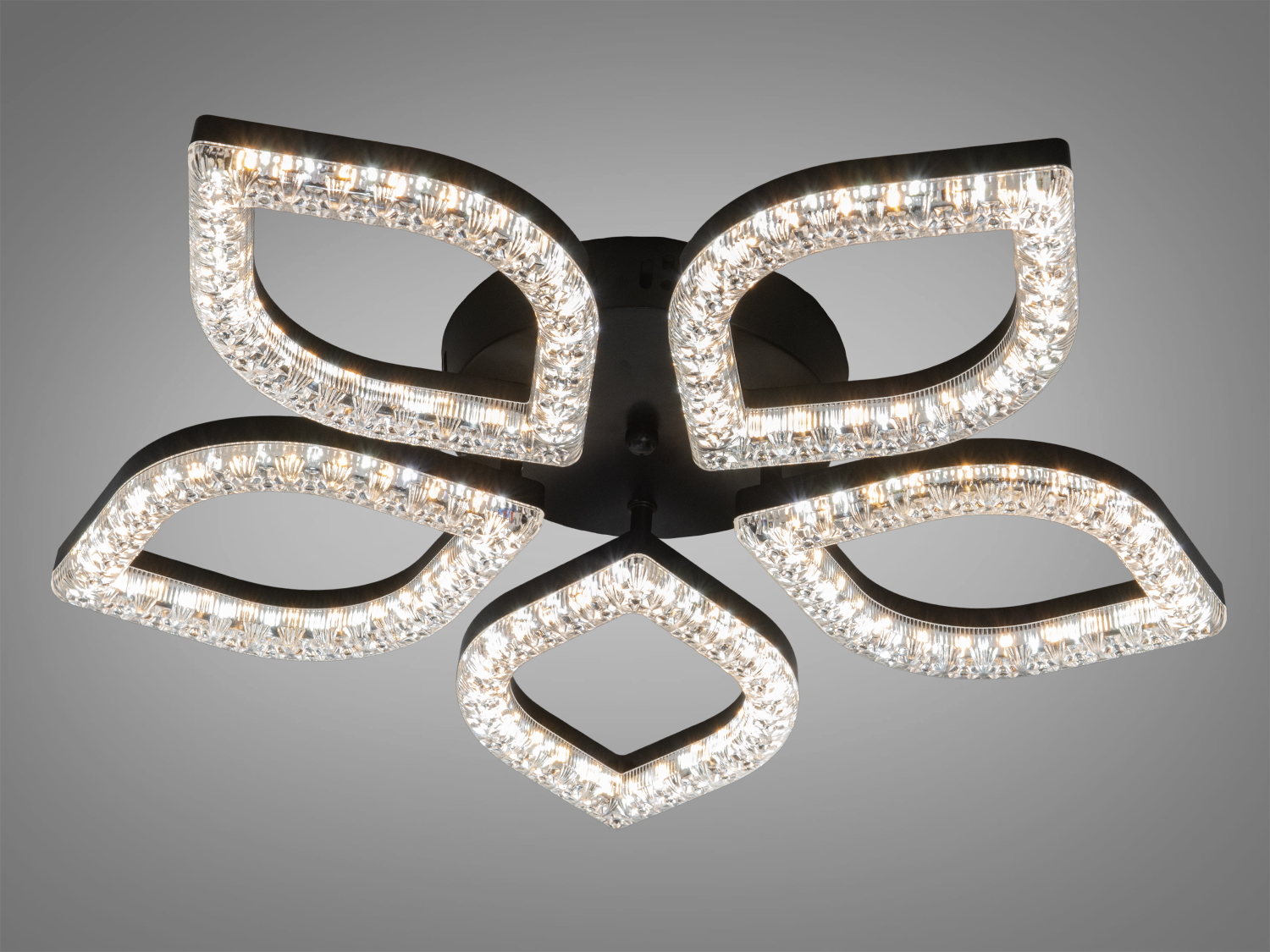 Стельовий світильник з LED елементами у формі пелюсток, ідеальний для мінімалістичного дизайну. Виготовлений з металу, легко монтується.