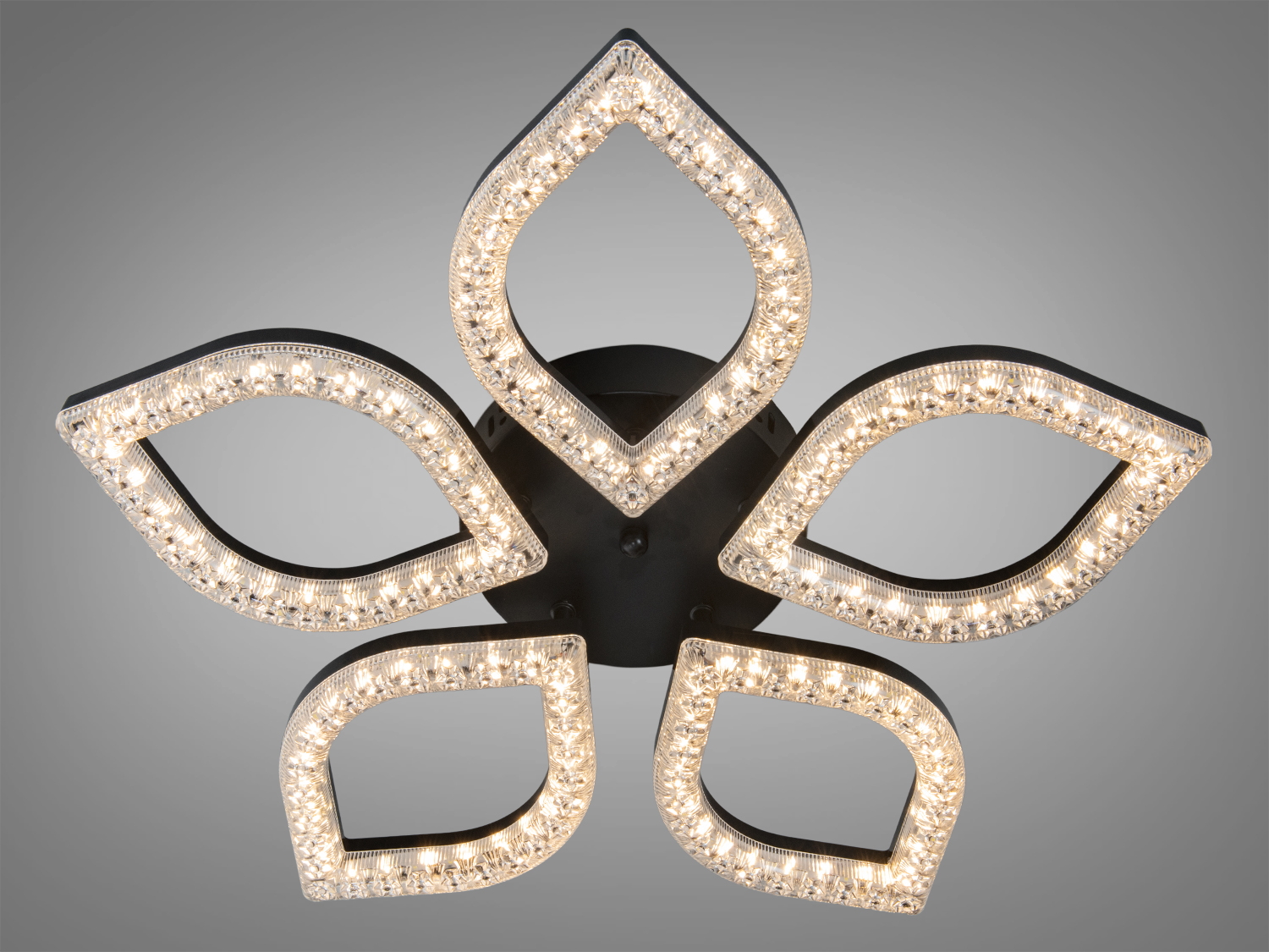 Сучасний світильник з п′ятьма LED елементами у вигляді крапель, підходить для вітальні. Забезпечує м′яке освітлення, кріпиться на стелю.