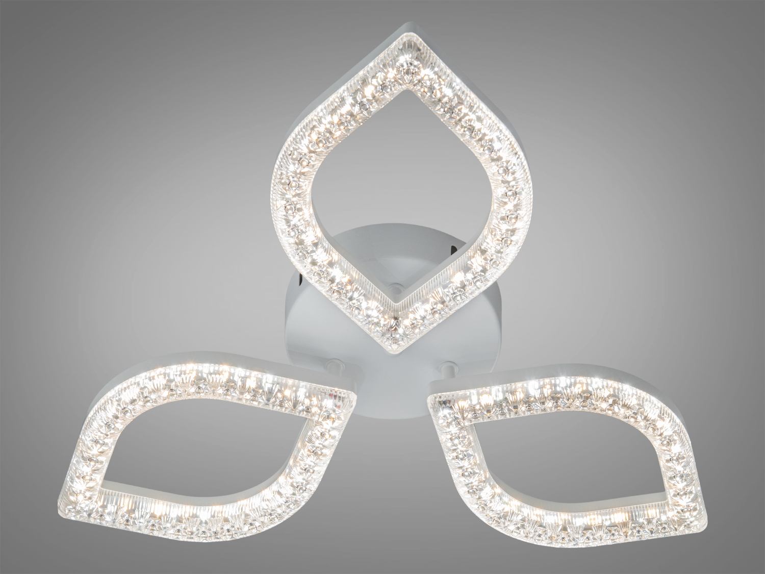 Стельова LED люстра MX4773 45W у білому кольорі з трьома акриловими модулями у формі листків. Накладний монтаж і м’яке розсіяне світло для сучасних інтер’єрів.