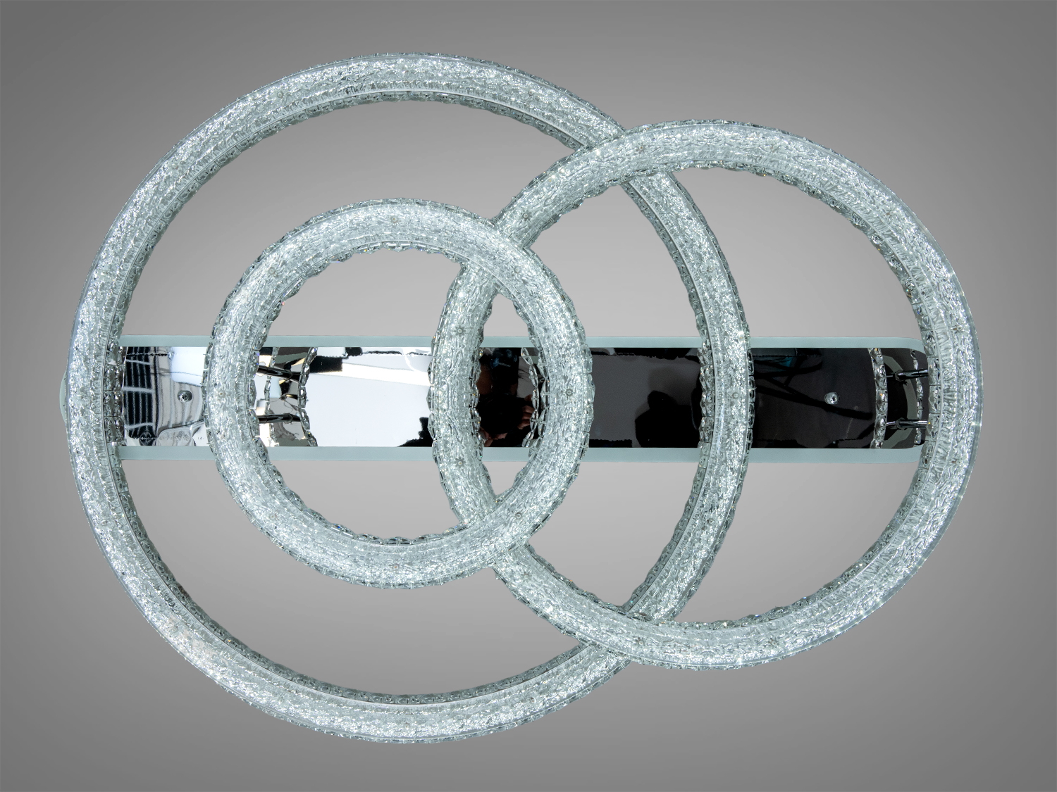 Декоративний світильник з трьома акриловими кільцями, що створює ефектний світловий акцент у приміщенні.