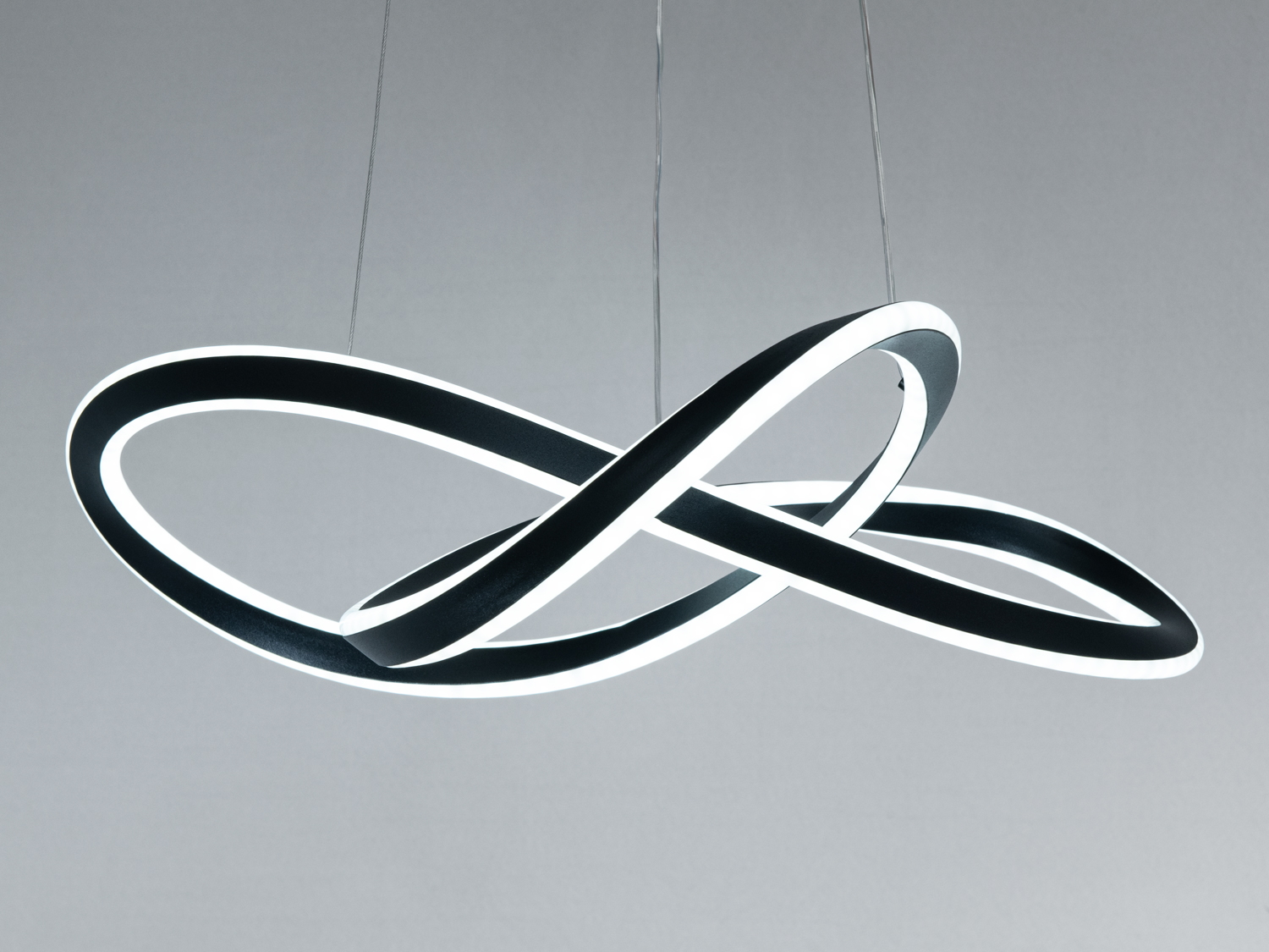 Елегантний LED-світильник у формі переплетених кілець, виготовлений з металу. Призначений для стельового монтажу.