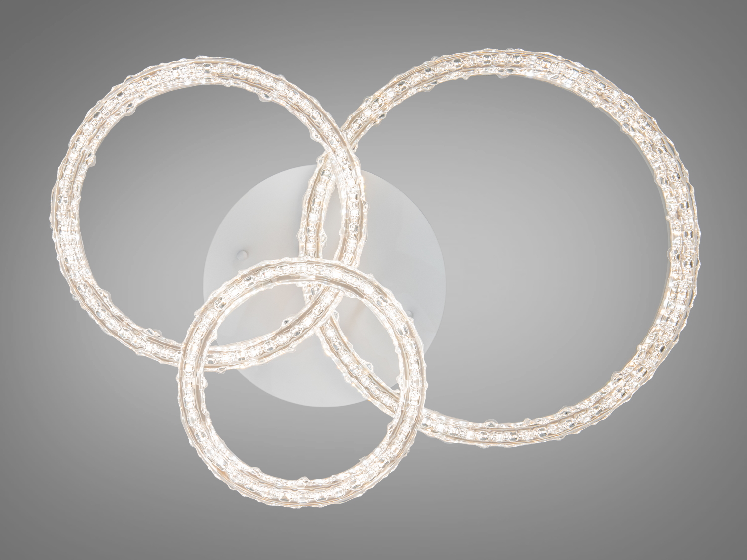 Стельовий світильник з трьома кільцями, що випромінюють тепле світло, ідеально підходить для затишних приміщень.