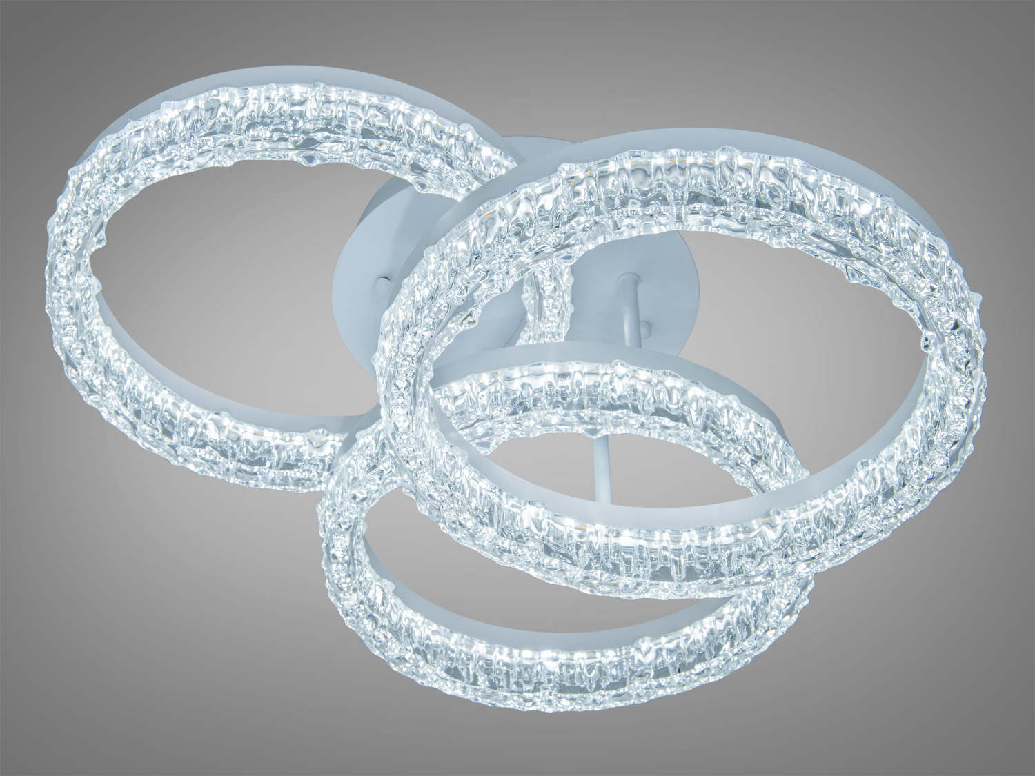 Біла стельова LED люстра 90W з трьома акриловими кільцями без пульта. М’яке рівномірне світло для вітальні, спальні або коридору у сучасному стилі.