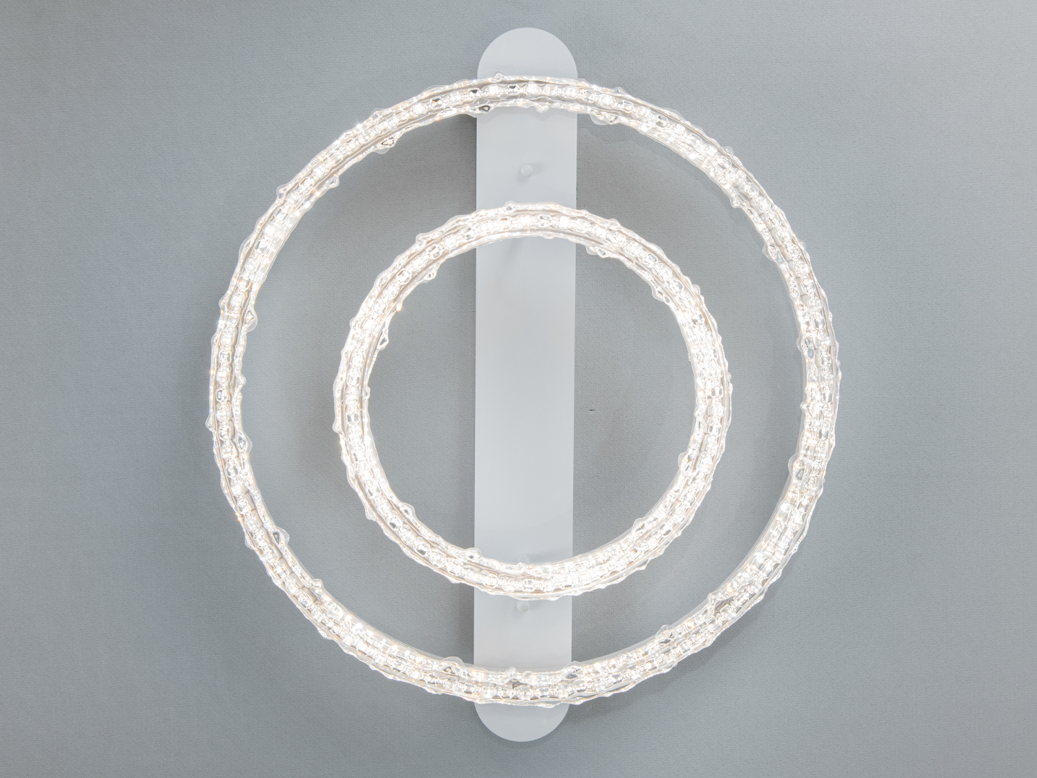 Вид зверху на світильник із двома кільцями, що світяться. Підходить для сучасного інтер′єру, кріпиться до стелі.