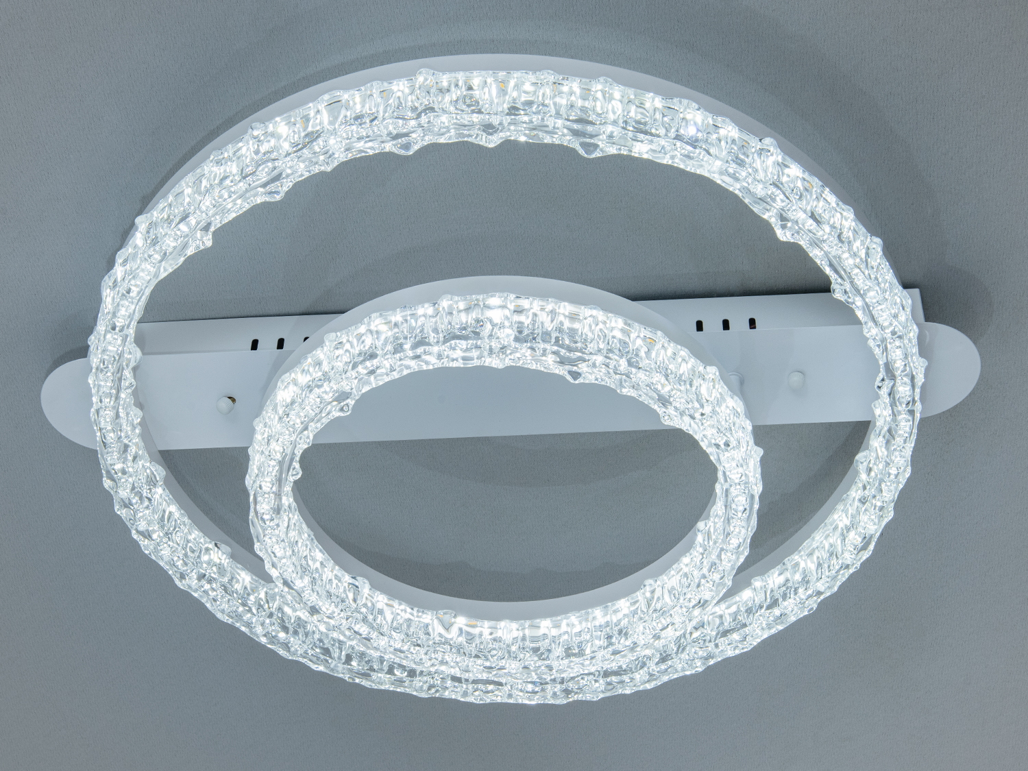 Світильник з двома кільцями, що світяться, з холодним білим світлом. Підходить для освітлення офісних приміщень.