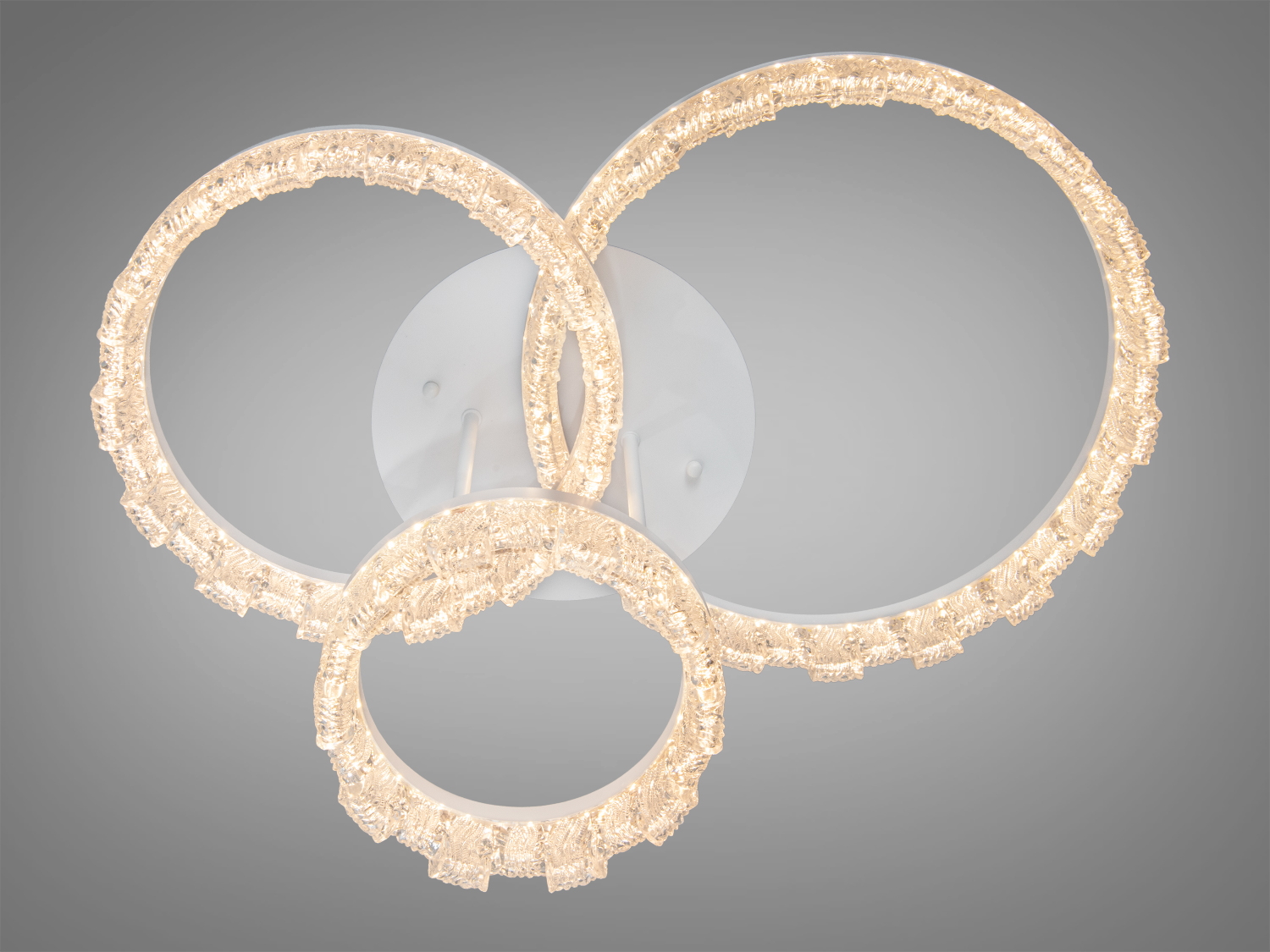 Світильник з теплим жовтим світлом, три кільця з рельєфною текстурою. Ідеально підходить для затишної атмосфери.