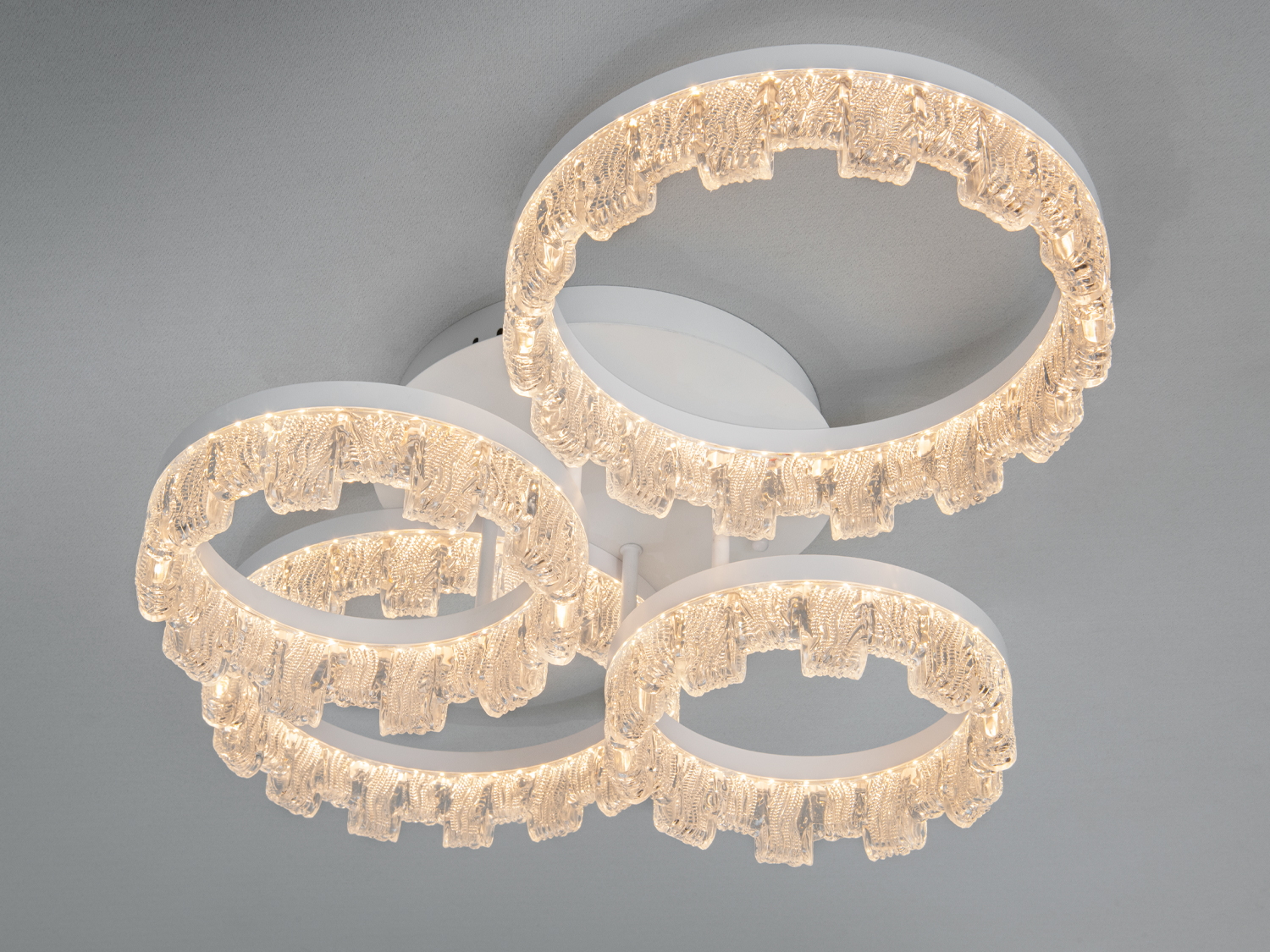 Стельовий світильник з теплим білим світлом, чотири кільця з декоративними візерунками. Ідеальний для вітальні або спальні.