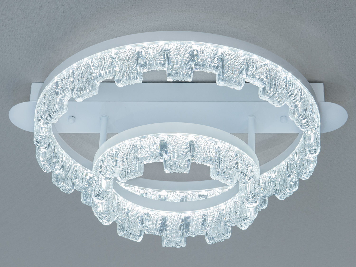 Світлодіодний світильник з холодним білим світлом, що підходить для офісних або робочих зон. Конструкція з двома кільцями.