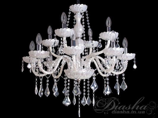 &nbsp;&nbsp;&nbsp;Впервые в модельном ряду люстр Диаша мы применяем чехол на цепь. Теперь Вы можете самостоятельно решать как будет выглядеть люстра в вашем интерьере - классически с простой цепью, или благородно с цепью в бархотном чехле.&nbsp;&nbsp;&nbsp;Классические люстры и бра этой модели с обыкновенными лампами накаливания или экономками на патрон Е14 внесут классические нотки в любой интерьер. Возможно исполнение металических частей в золотом и хроммированных вариантах.