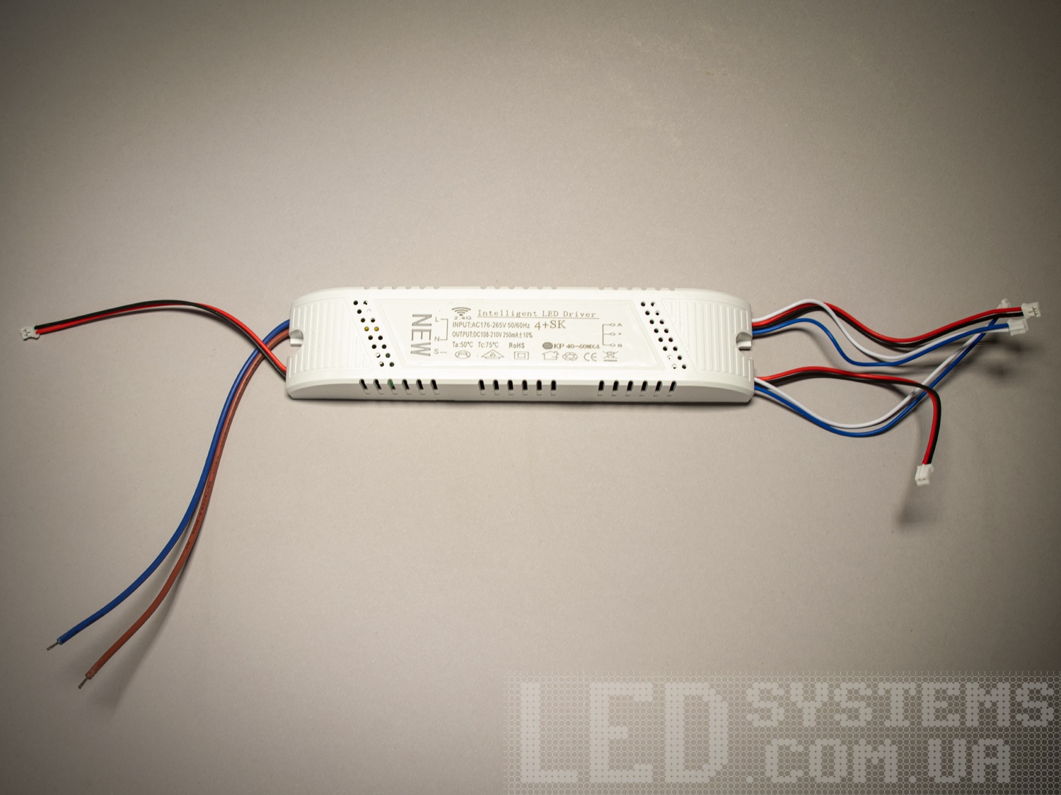 Універсальний комплект для переобладнання світлодіодних люстр.
Блок приймача пульта встановлюється місце рідного блоку живлення світлодіодної люстри. Цей комплект може бути використаний на люстрах з робочим струмом світлодіодних модулів від 210 до 300 мА. Діммер має 4 вихідні канали для підключення до стандартної світлодіодної люстри, схема підключення 