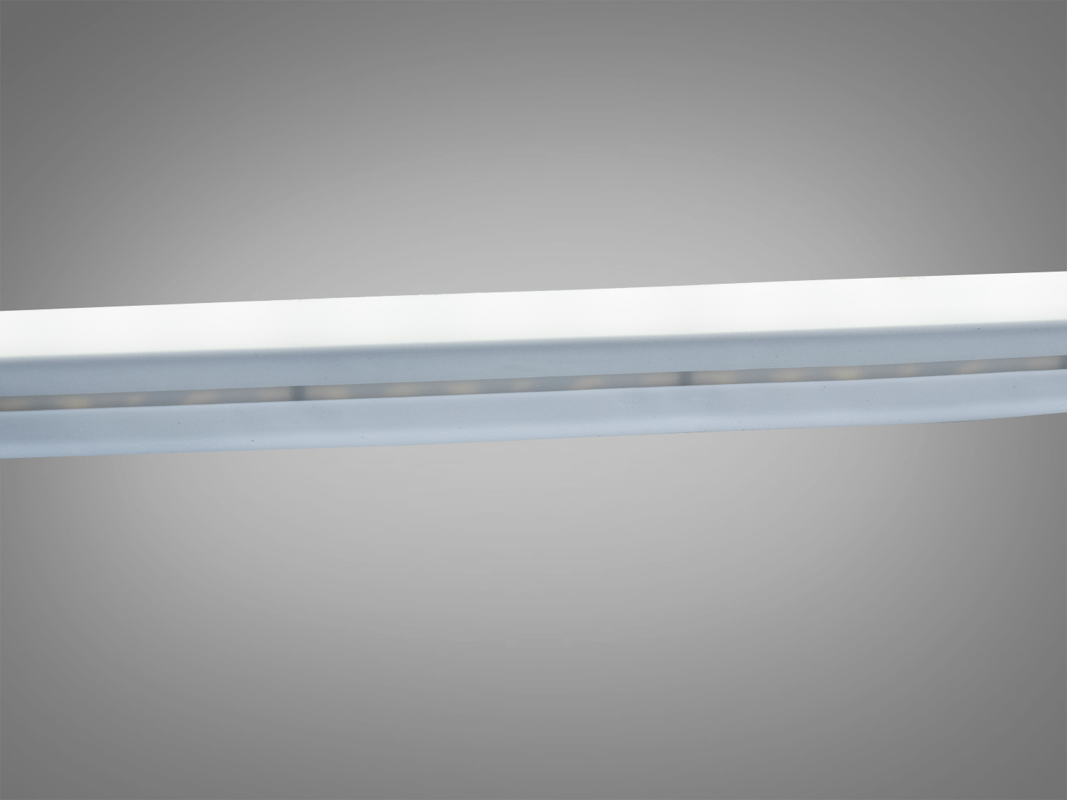 Лінійний світлодіодний неон білого кольору, підходить для створення контурного підсвічування. Гнучка конструкція для різних варіантів монтажу.