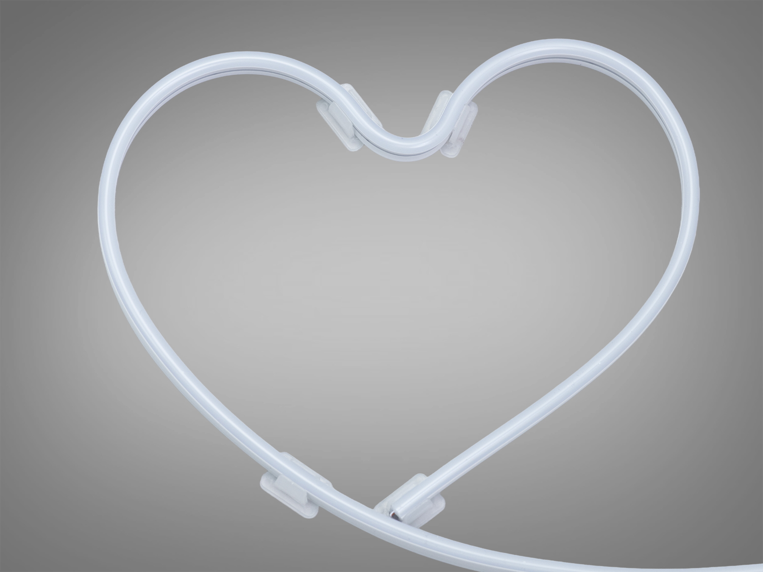 Гнучка світлодіодна стрічка у формі серця, підходить для декоративного освітлення, легко монтується на стіні або іншій поверхні.