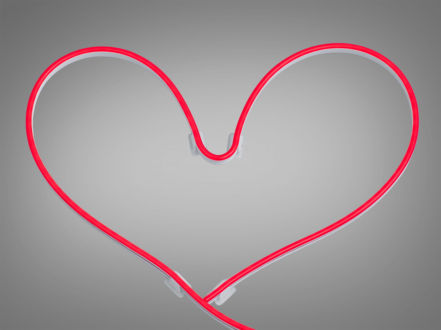 Світлодіодна стрічка у формі серця, червоне підсвічування, встановлена на сірому фоні, ідеальна для настінного монтажу.