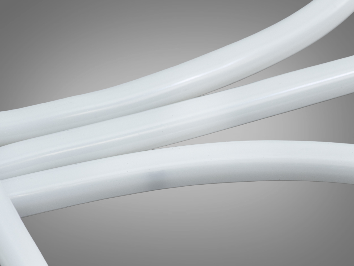 Фрагмент білої неонової стрічки з гладкою поверхнею. Призначена для створення м′якого підсвічування.