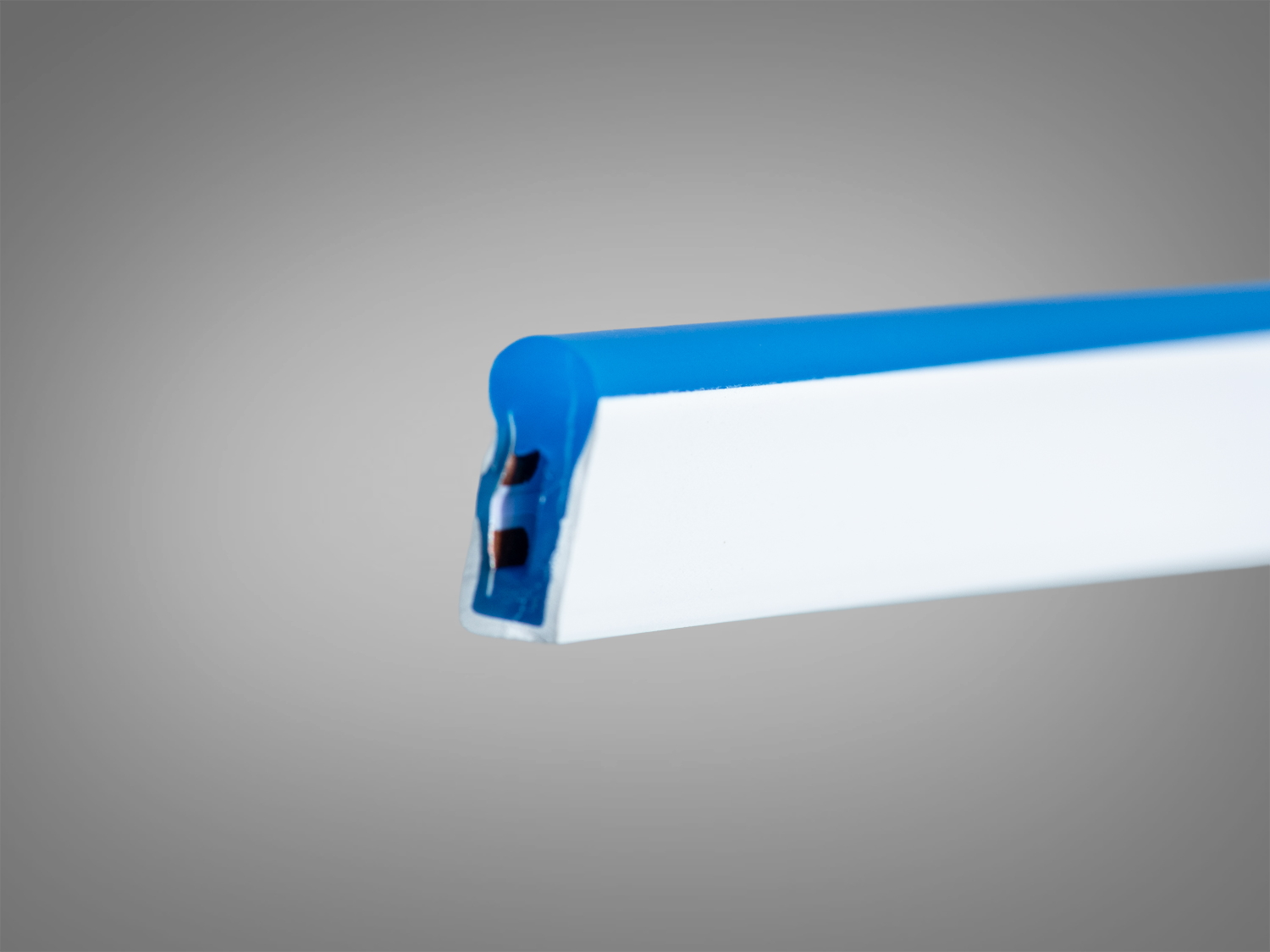 Гнучкий неон Diasha 12В, IP67, 5x11 мм, блакитне світло. Рівномірна лінія без точок, 8 Вт/м і ~800 лм/м, SMD2835, радіус вигину 15 мм — для контурів і декору.