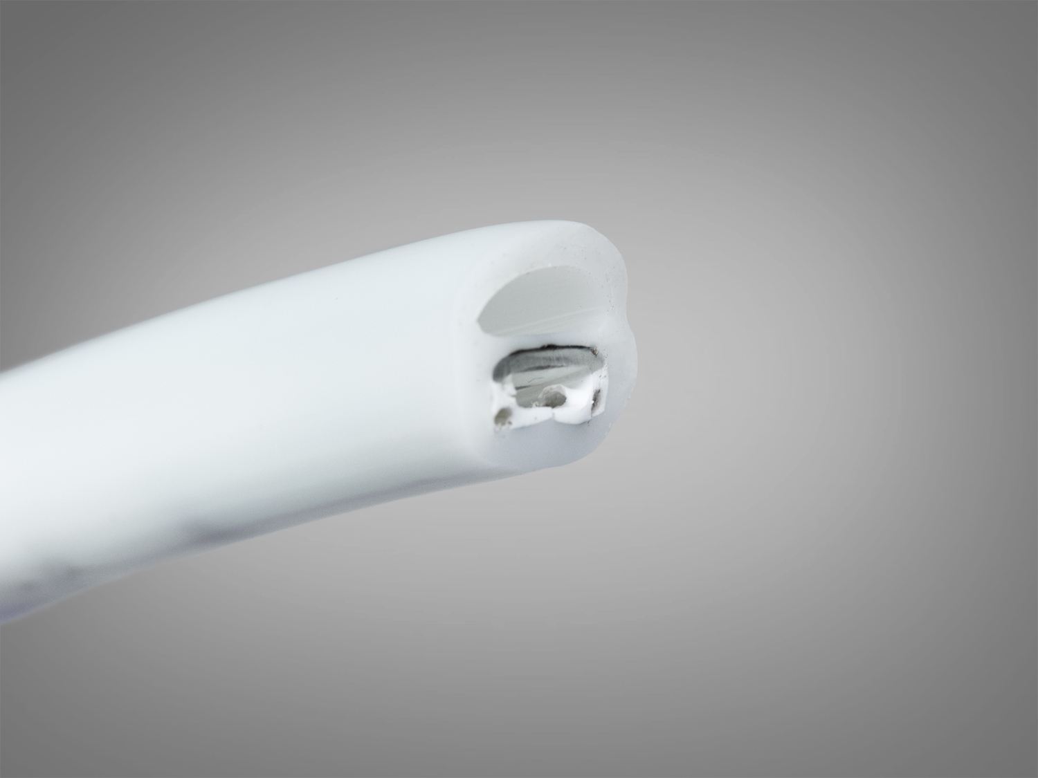 Кінець світлодіодного неону з видимим внутрішнім проводом, підходить для підключення до електромережі.