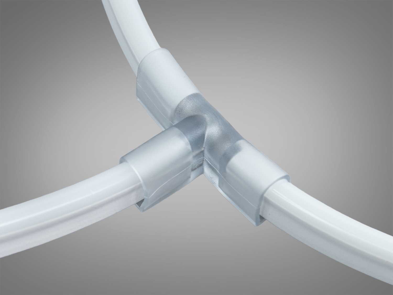 Т-подібний конектор з прозорого пластику з′єднує три світлодіодні стрічки. Забезпечує надійне з′єднання без пайки.