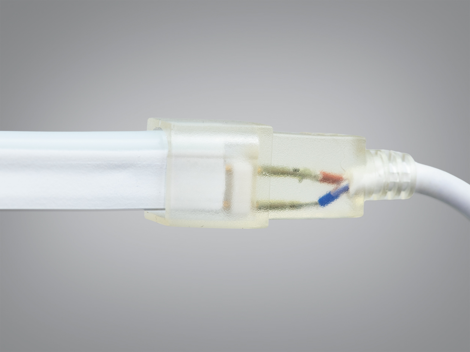 Детальне зображення кабельного роз′єму з видимими кольоровими проводами, використовується для електричних підключень.