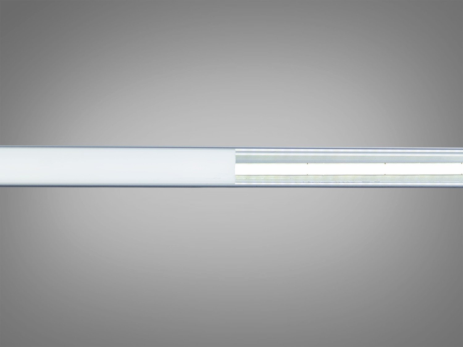 Світлодіодна стрічка з білим покриттям, захищена від пилу, підходить для монтажу в приміщеннях з підвищеною вологістю.