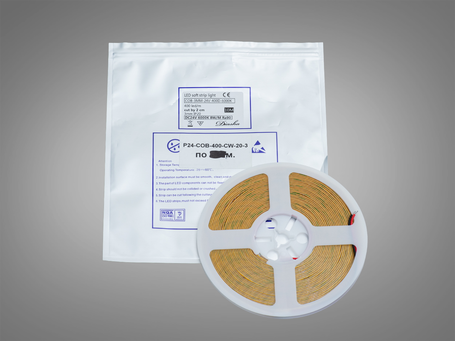Комплект світлодіодної стрічки на котушці з упаковкою, призначений для зручного зберігання та транспортування.