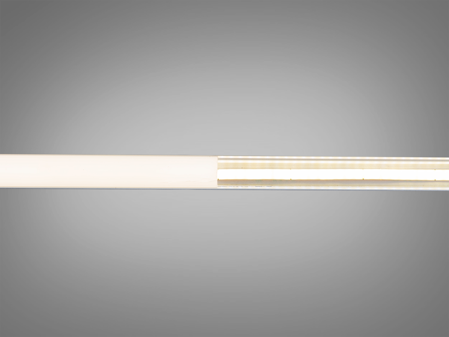 Світлодіодна стрічка білого кольору з прозорим покриттям. Призначена для освітлення робочих зон у кухні або офісі.