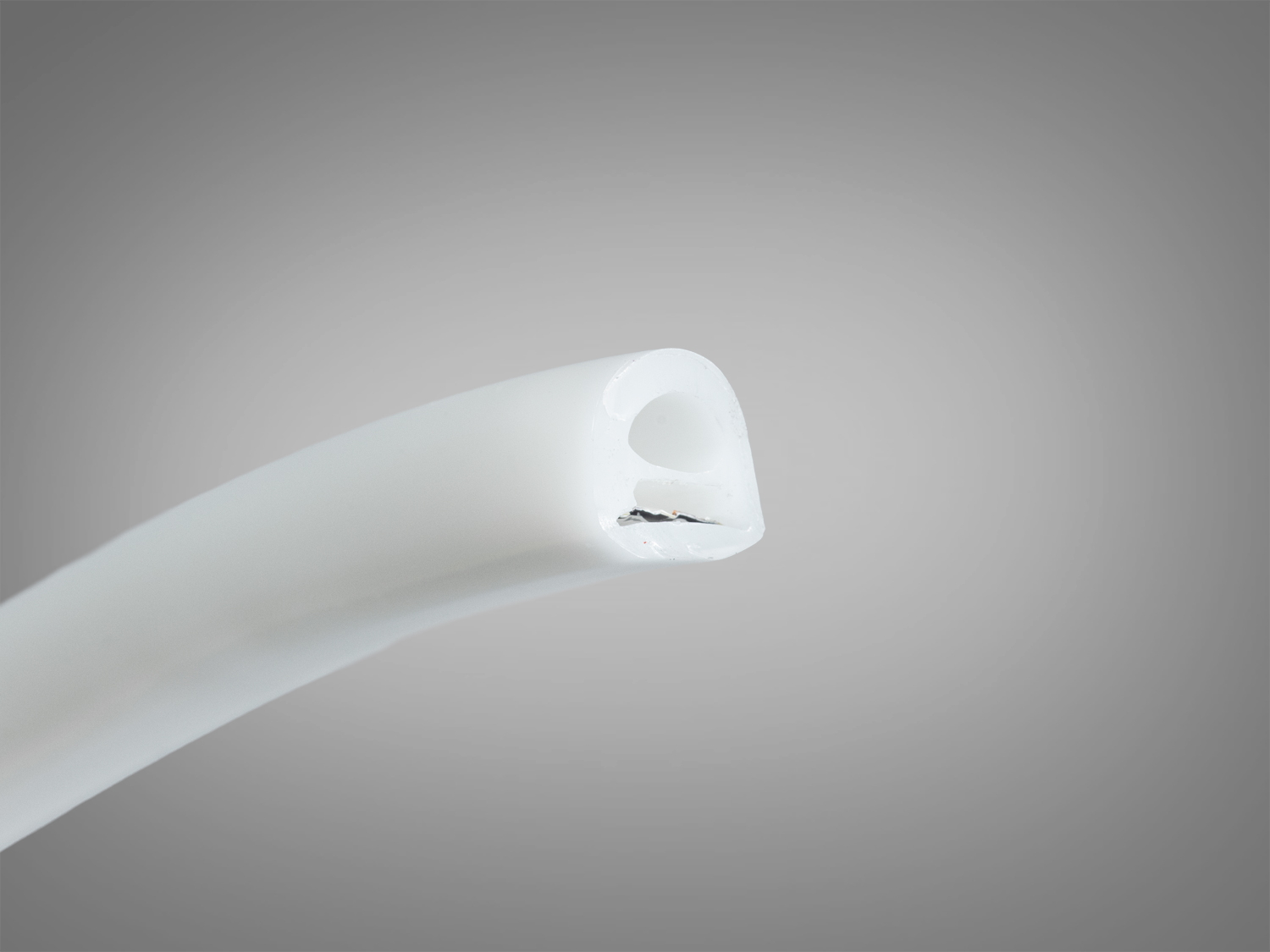 Кінець світлодіодної стрічки з білим покриттям, що забезпечує рівномірний розподіл світла, підходить для прихованого монтажу.