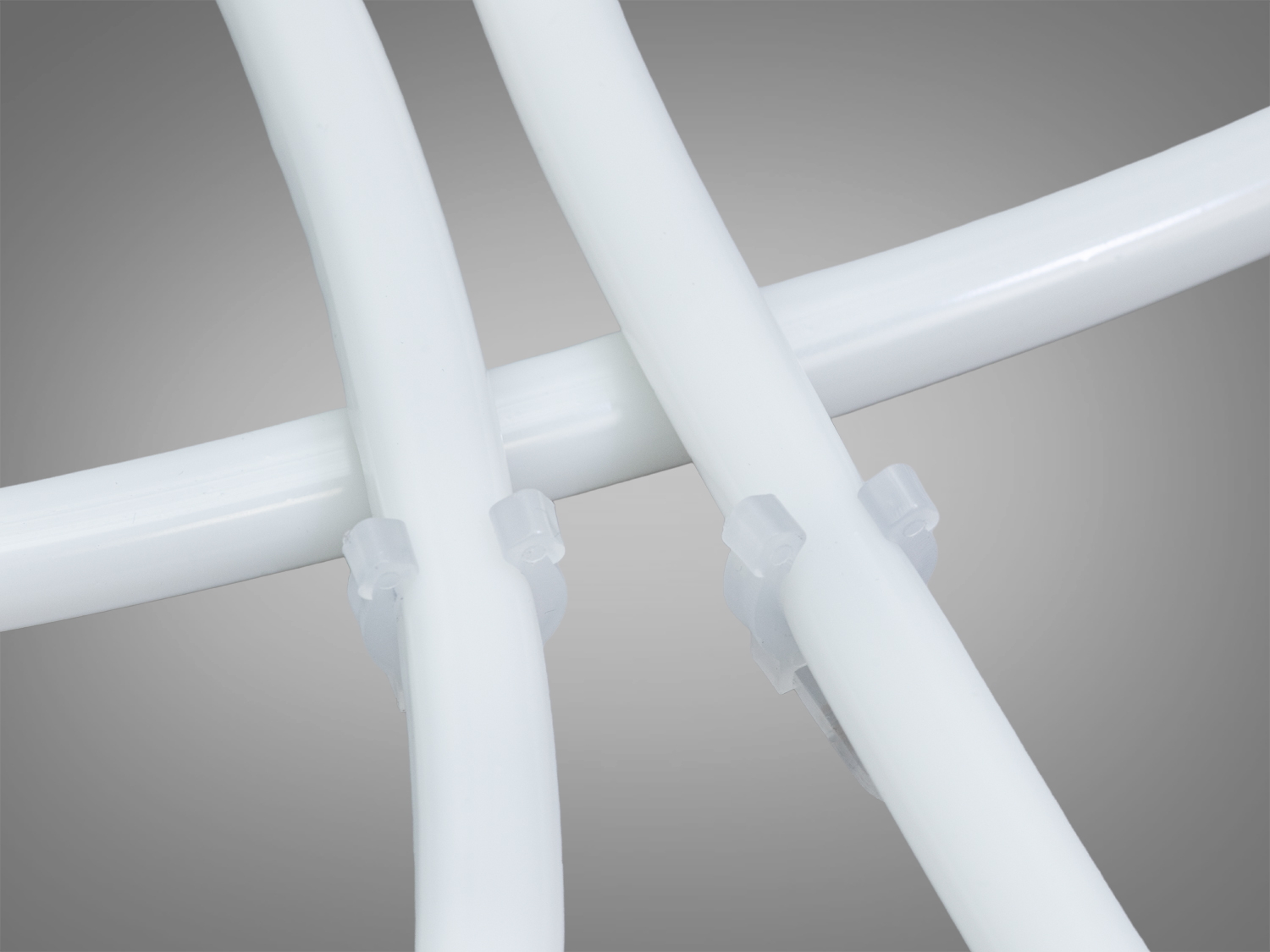 Світлодіодна стрічка з′єднана за допомогою пластикових затискачів, що забезпечує надійний монтаж в інтер′єрі.