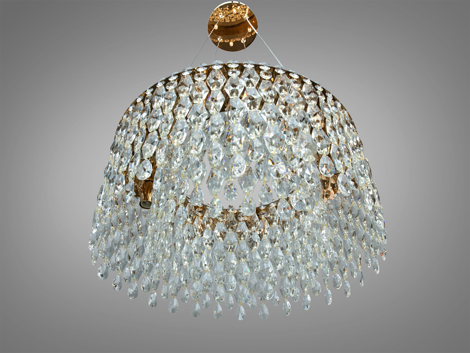 Люстра з кришталевими підвісками, що формують об′ємну форму. Підходить для класичного інтер′єру.