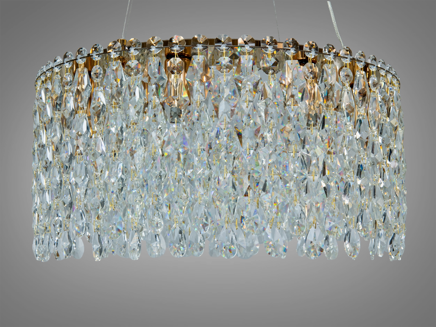 Циліндрична люстра з прозорими кришталевими підвісками. Встановлюється на стелю, додає елегантності будь-якому простору.