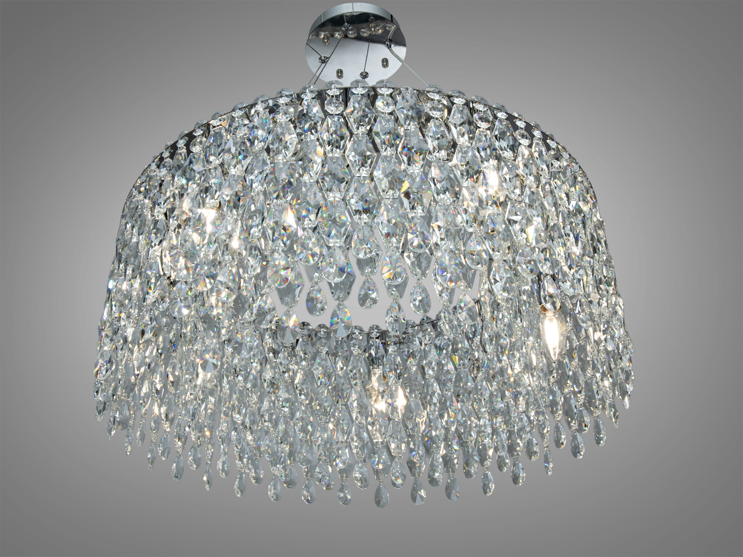 Кругла люстра з блискучими кришталевими елементами, що звисають. Ідеальна для класичних інтер′єрів.