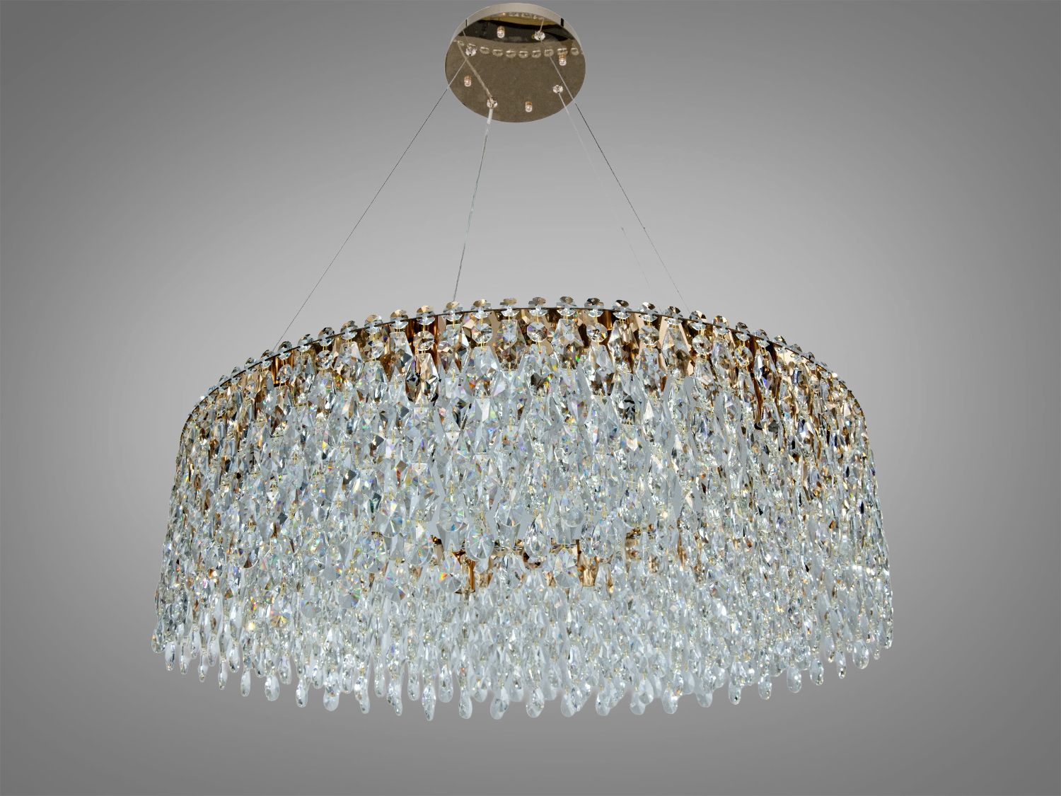 Підвісна золота люстра з кришталевими підвісками. Металевий каркас додає елегантності.