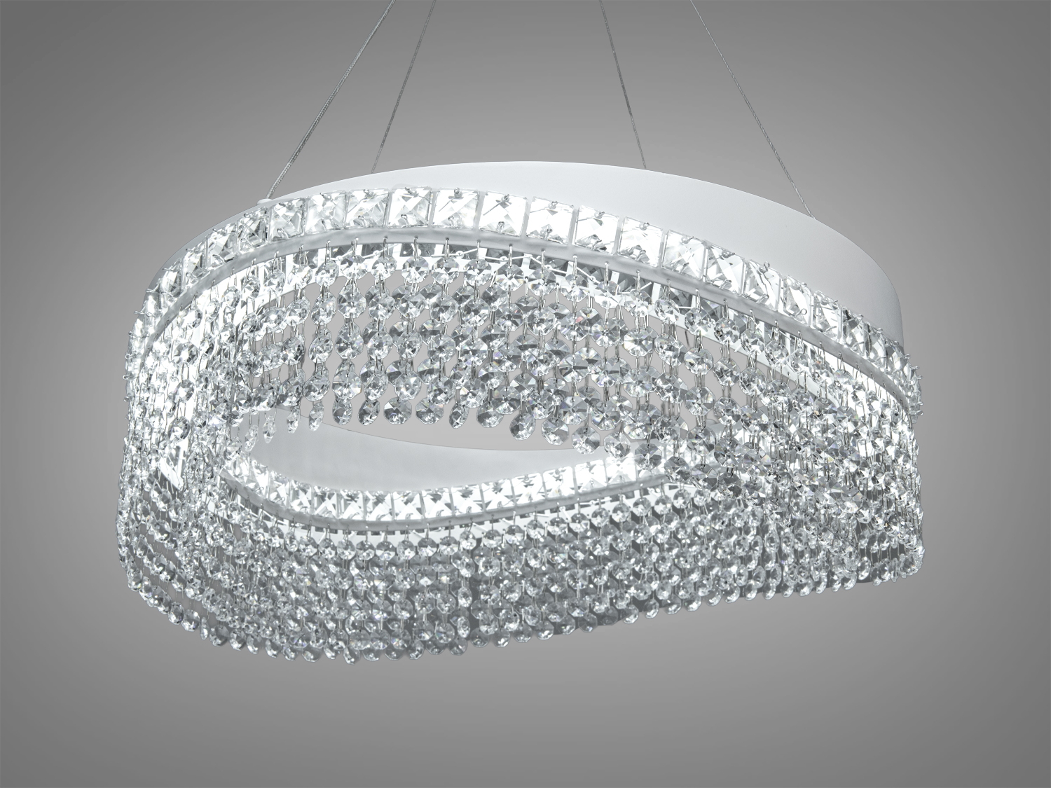 Блискуча люстра з двома рівнями кришталевих підвісок. Ідеальна для вітальні з високими стелями.