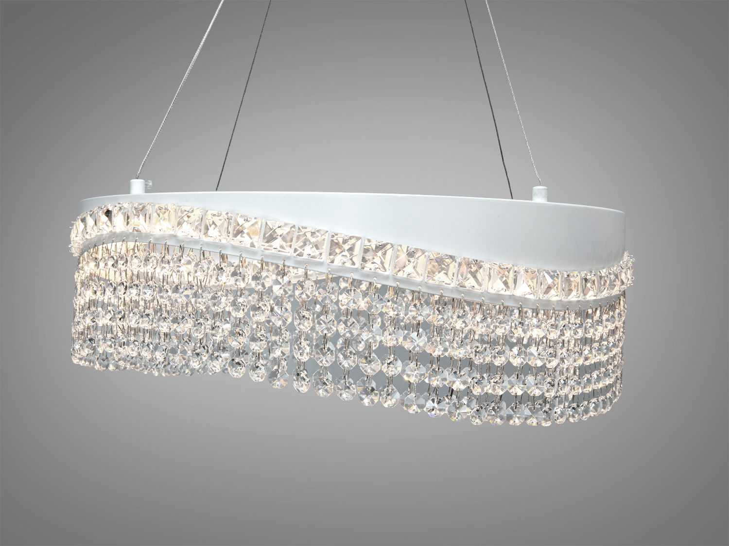 Елегантна люстра з кришталевими підвісками, підвішена на витонченому тросі. Підходить для класичних інтер′єрів.