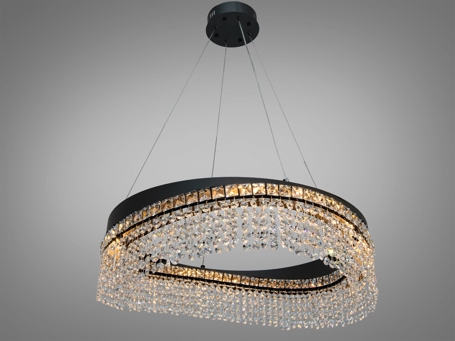 Елегантна люстра з кришталевими підвісками, підвішена на витонченому тросі. Підходить для класичних інтер′єрів.