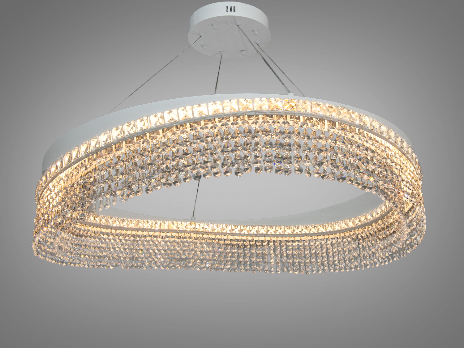 Блискуча люстра з двома рівнями кришталевих підвісок. Ідеальна для вітальні з високими стелями.