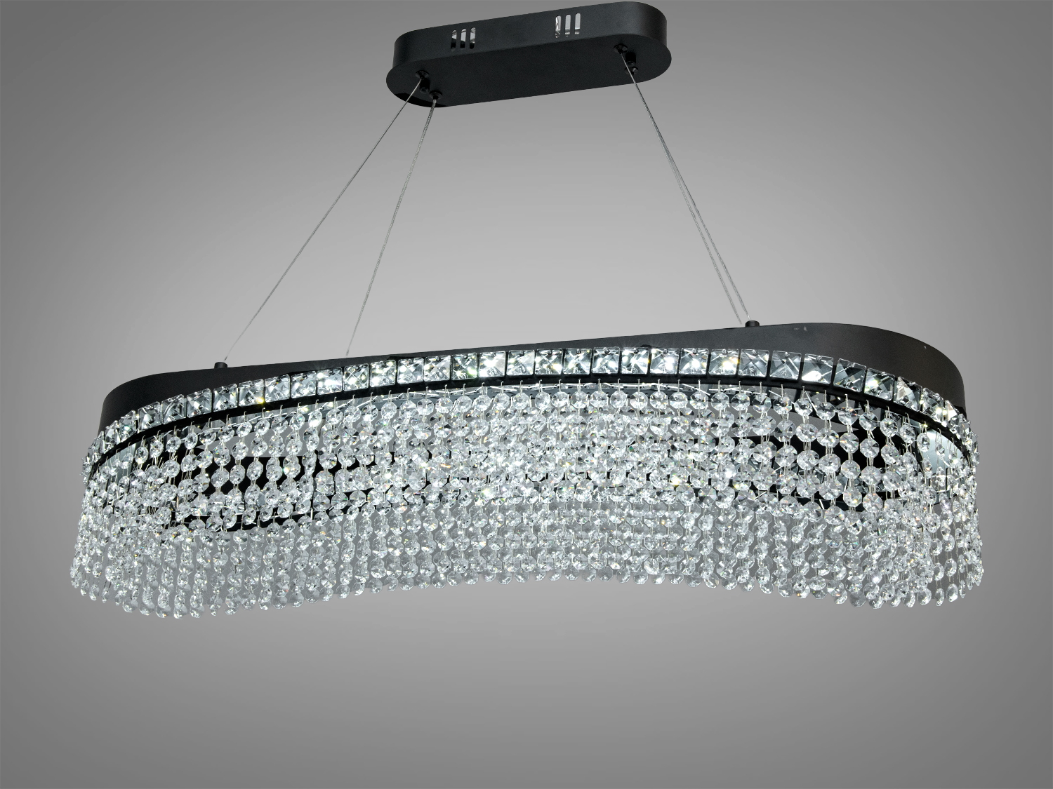 Овальна люстра з блискучими кришталевими підвісками, що підвішена на двох текстильних шнурах. Відмінний вибір для вітальні.