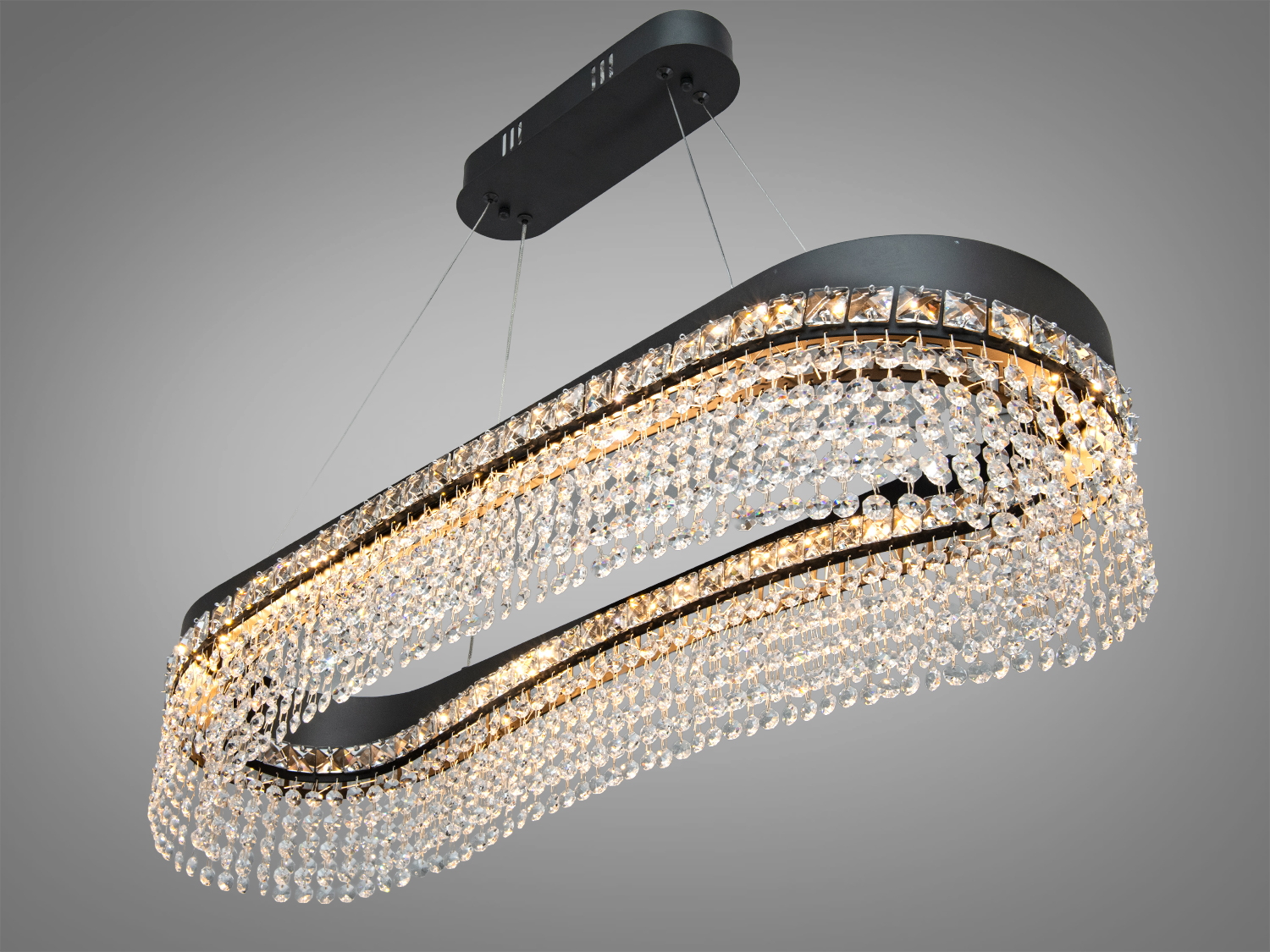 Елегантна люстра з хромованою основою та каскадом кришталевих підвісок, що підходить для освітлення великих приміщень.