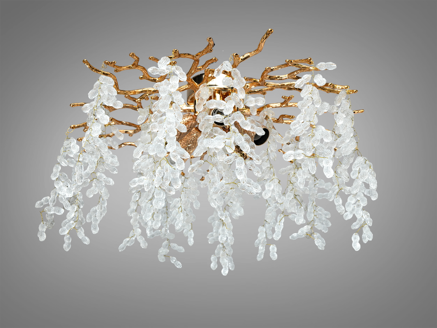 Підвісна люстра з гіллястою металевою основою золотого кольору та кришталевими підвісами, що імітують грона винограду. Ідеальна для кухні.