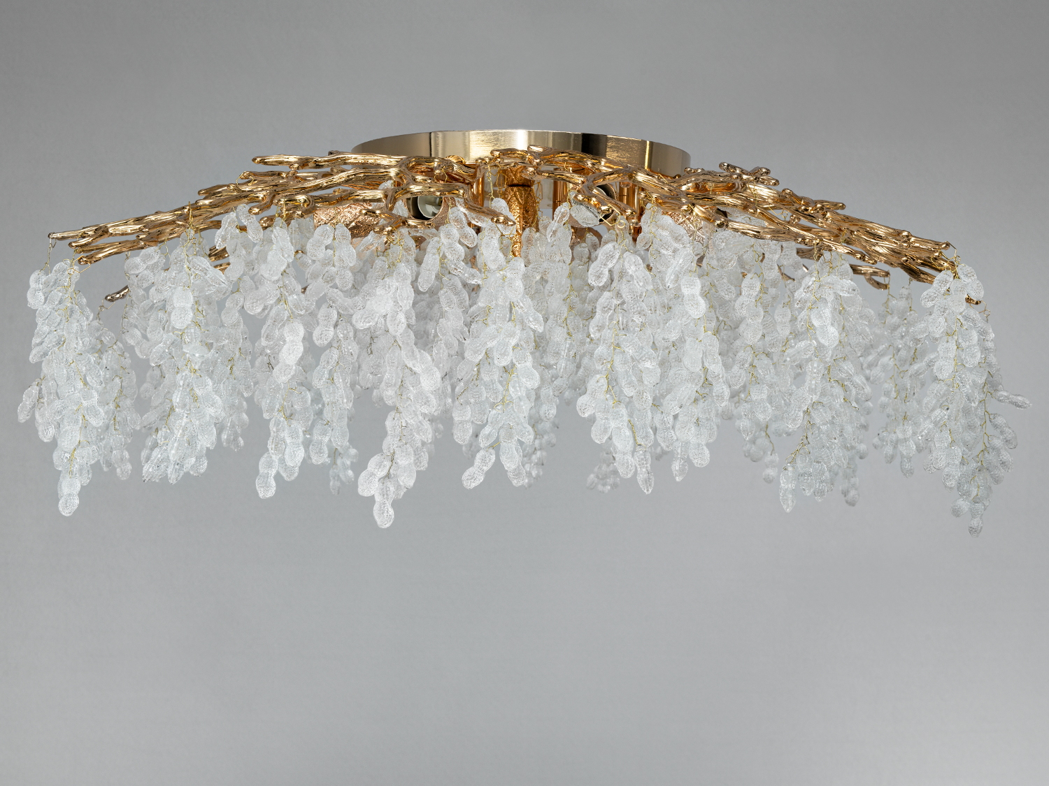 Елегантний світильник з металевими гілками золотого кольору та кришталевими підвісками, що створюють ефект каскаду, для вітальні.